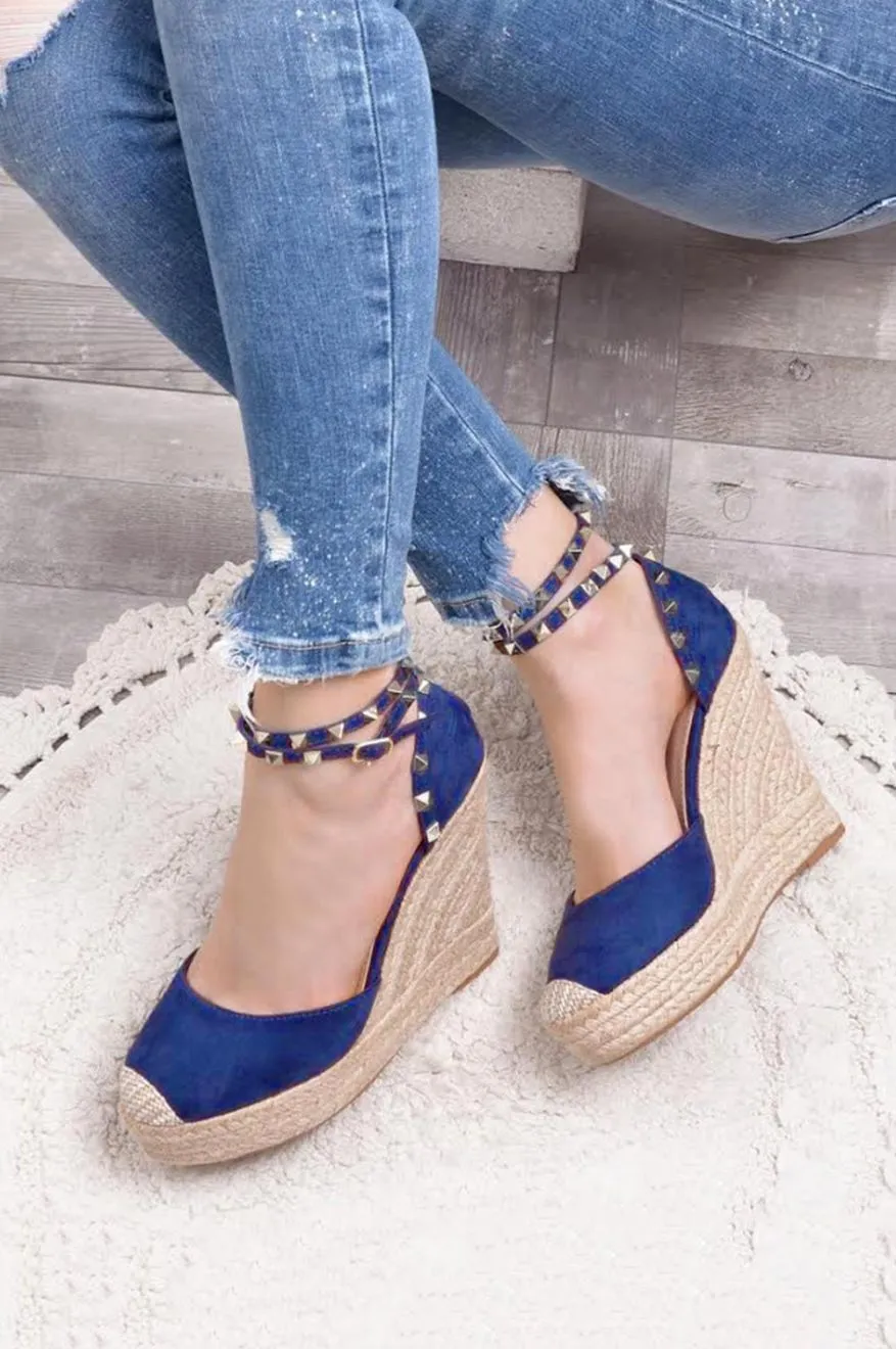 Sandali con zeppe in rafia e borchie Blu
