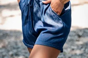 Shorts in finto denim, blu