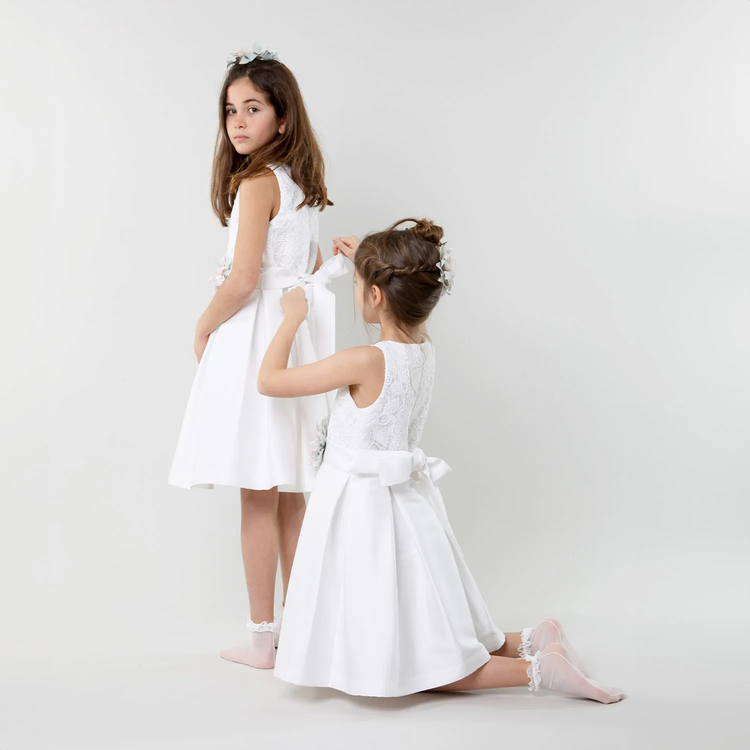 Vestito Bianco Con Spilla Floreale Rosa E Verde